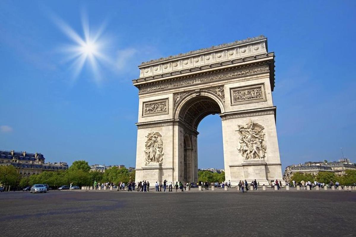 egy tömeg áll az Eiffel-torony előtt