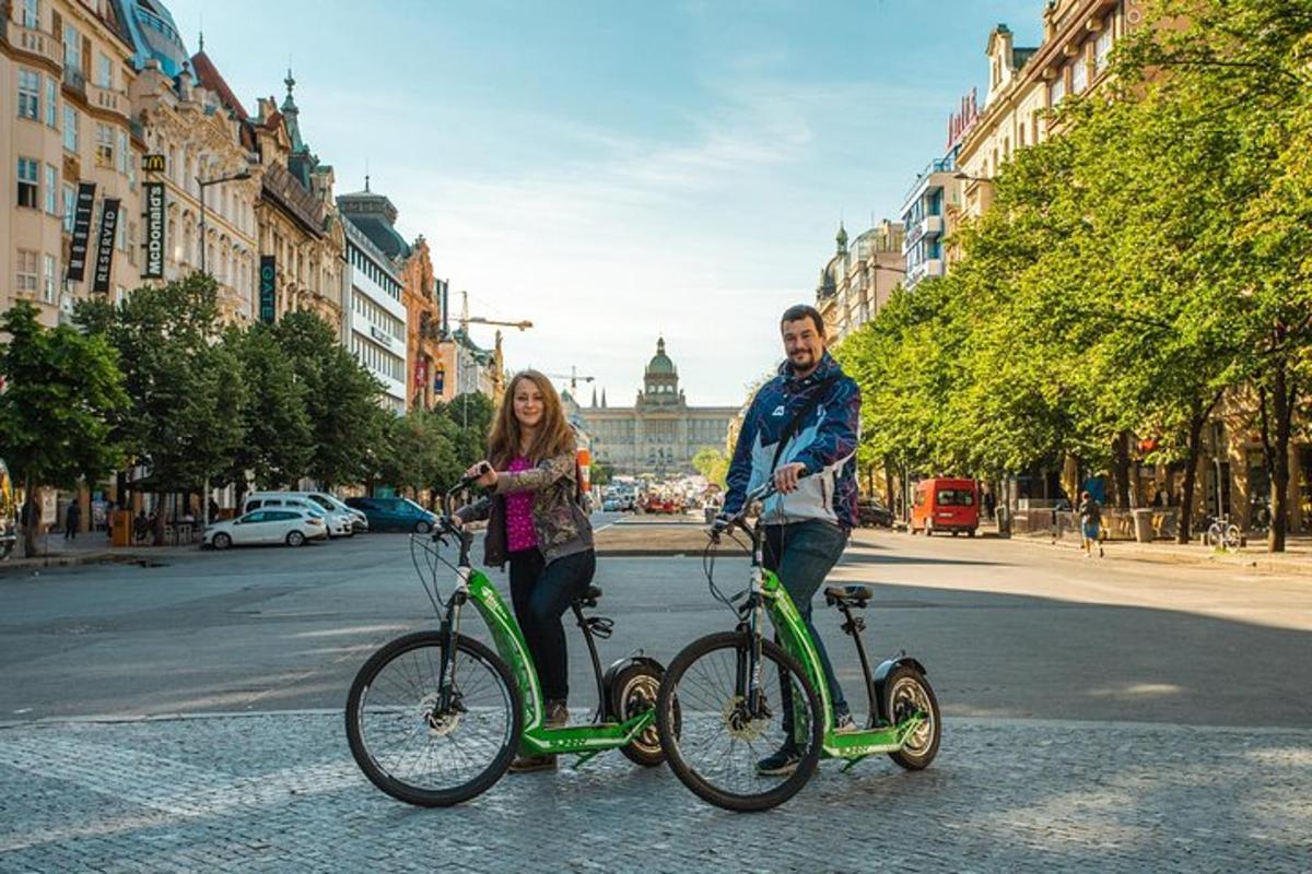 Un hombre y una mujer andan en bicicleta por la calle