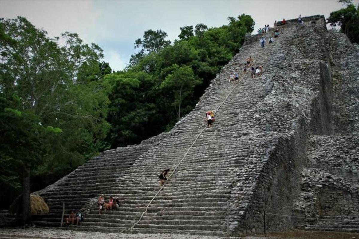 skupina lidí na vrcholu pyramidy