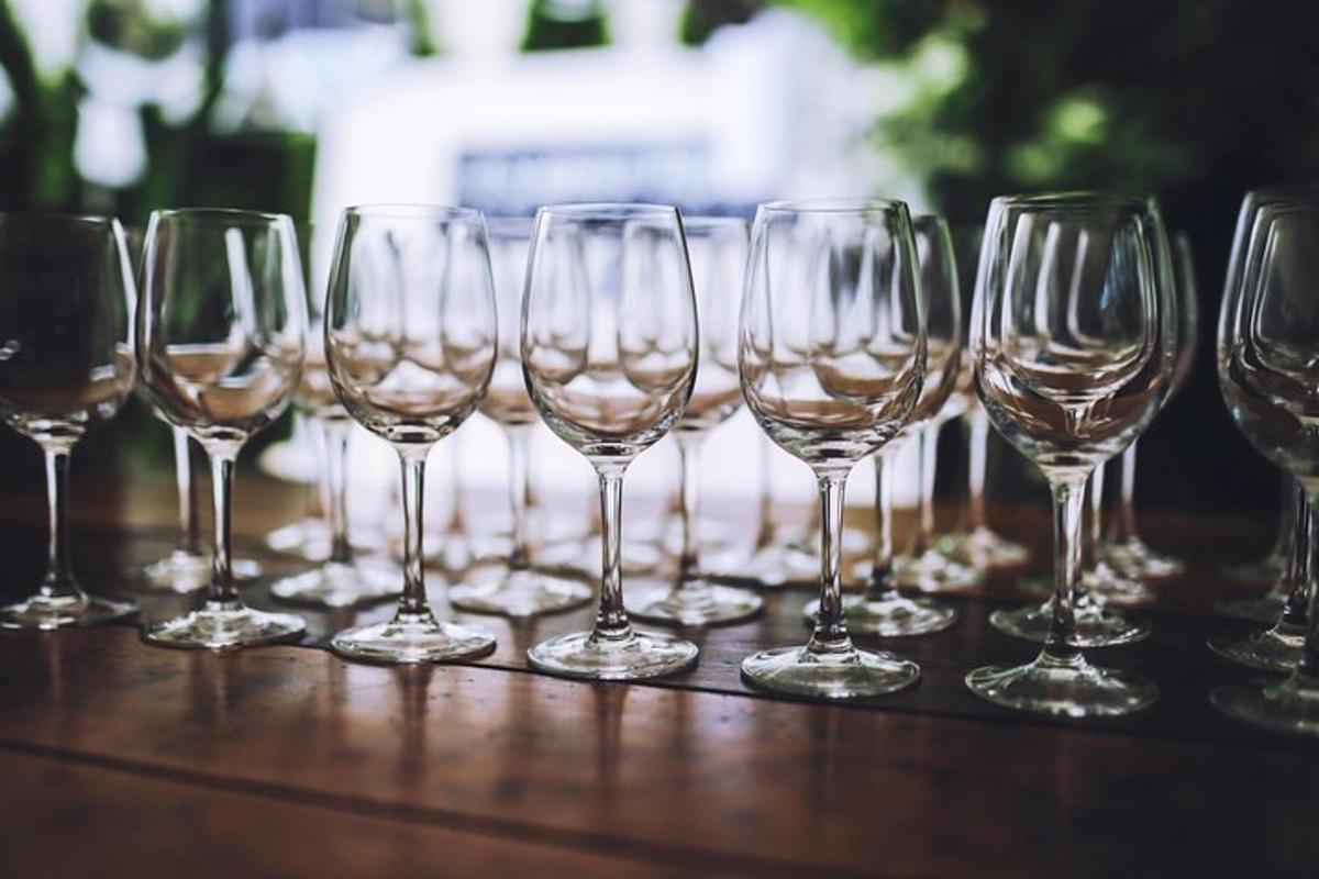 Una fila de copas de vino sobre una mesa