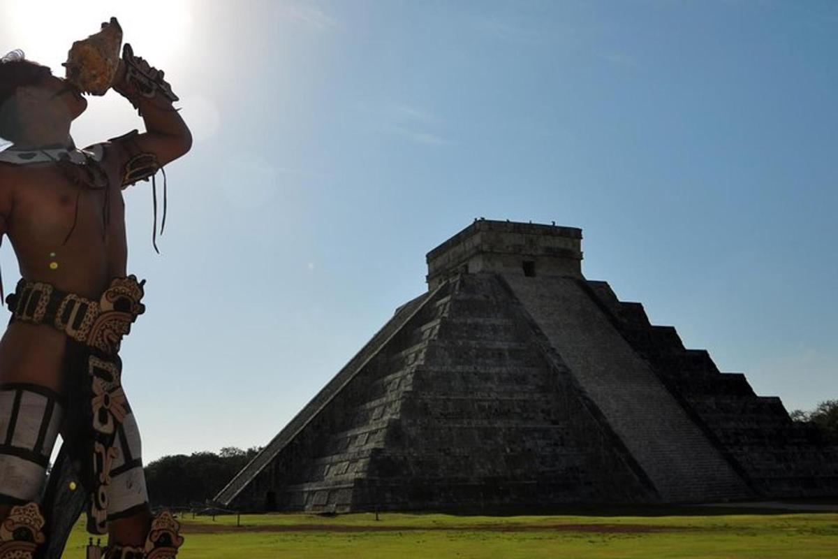 een man die voor een piramide staat
