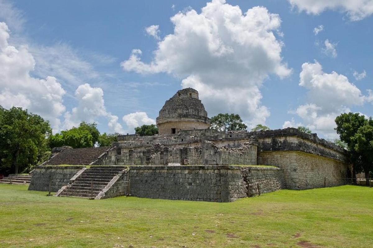 un'antica rovina con gradini e una piramide
