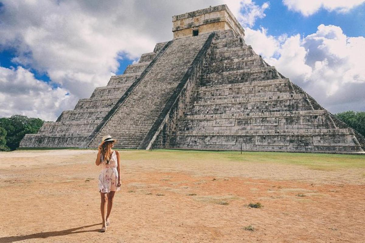 Una mujer parada frente a la pirámide