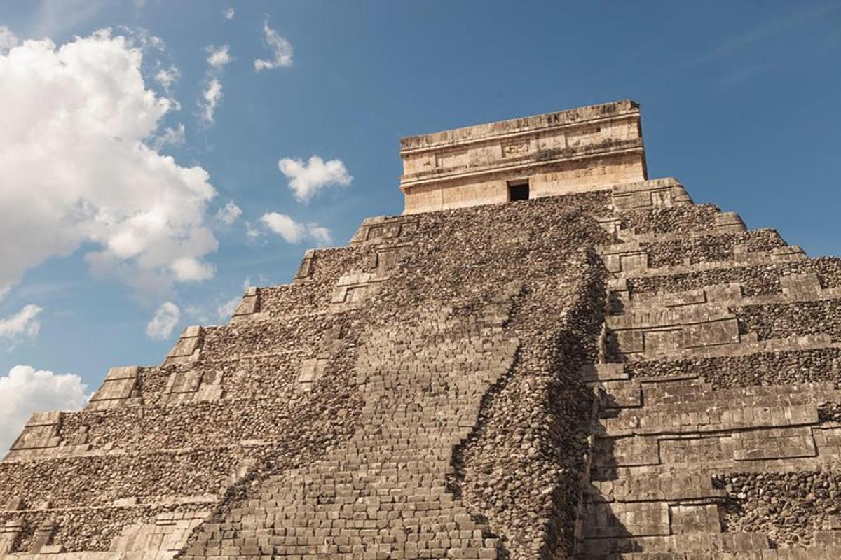 un edificio in cima a una piramide