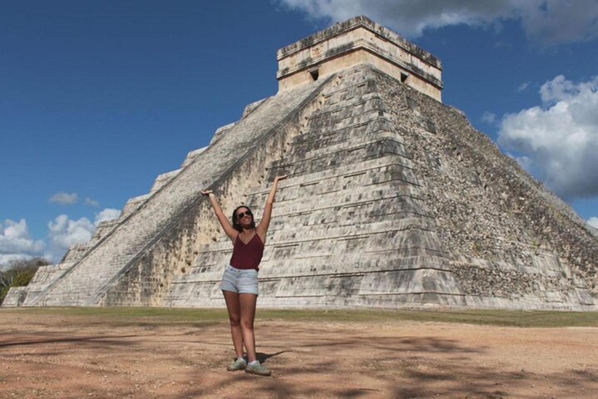 una donna in piedi davanti a una piramide