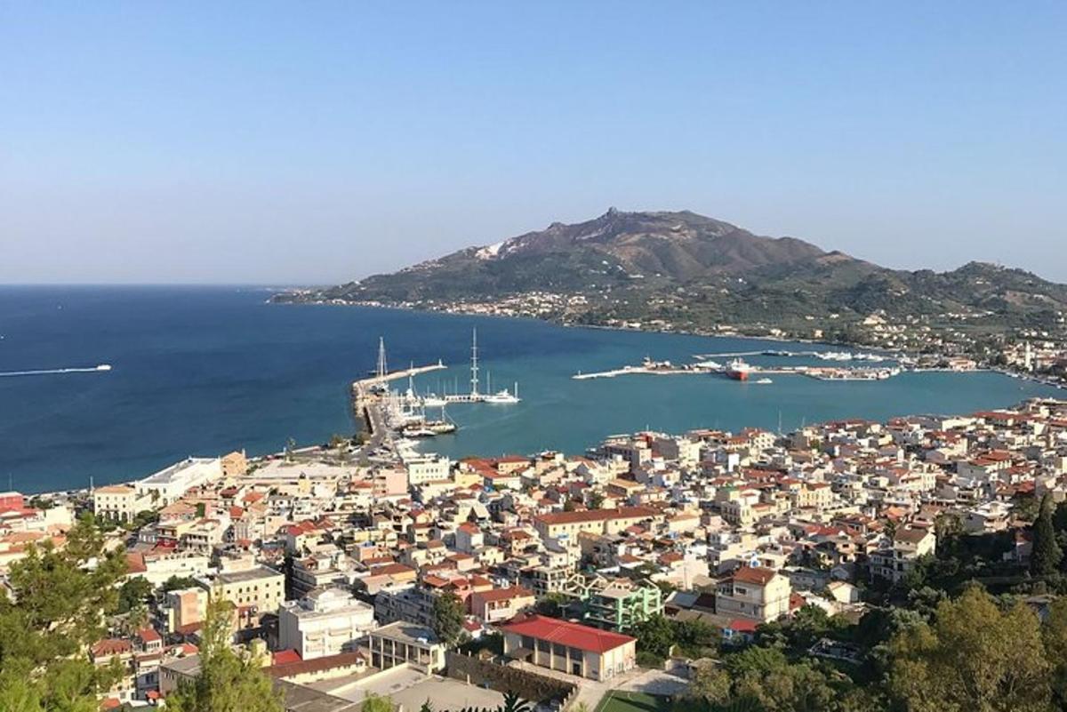 Μια εναέρια άποψη μιας πόλης με βάρκες στο νερό