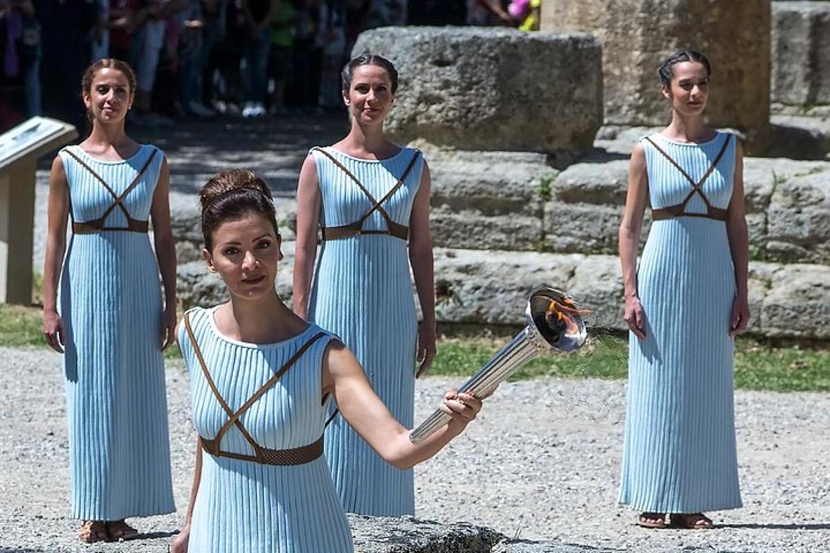 μια ομάδα τριών κοριτσιών με μπλε φορέματα με ένα ρόπαλο του μπέιζμπολ