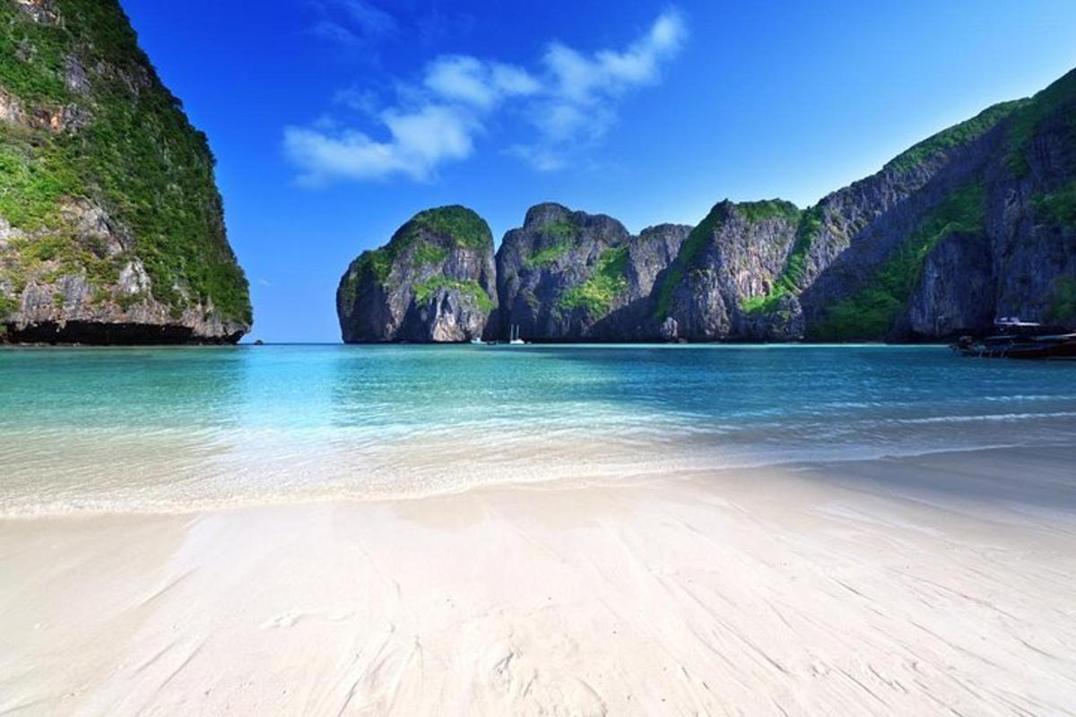Una playa en Filipinas con acantilados de piedra caliza.