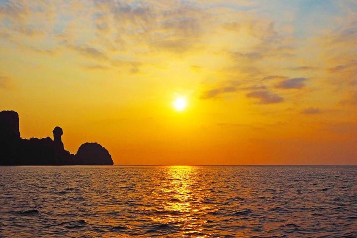 ένα ηλιοβασίλεμα πάνω από τον ωκεανό με τον ήλιο στον ουρανό