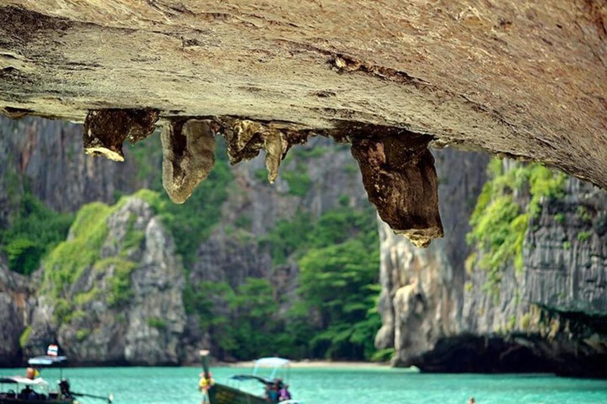 uma vista de uma caverna com água e um barco
