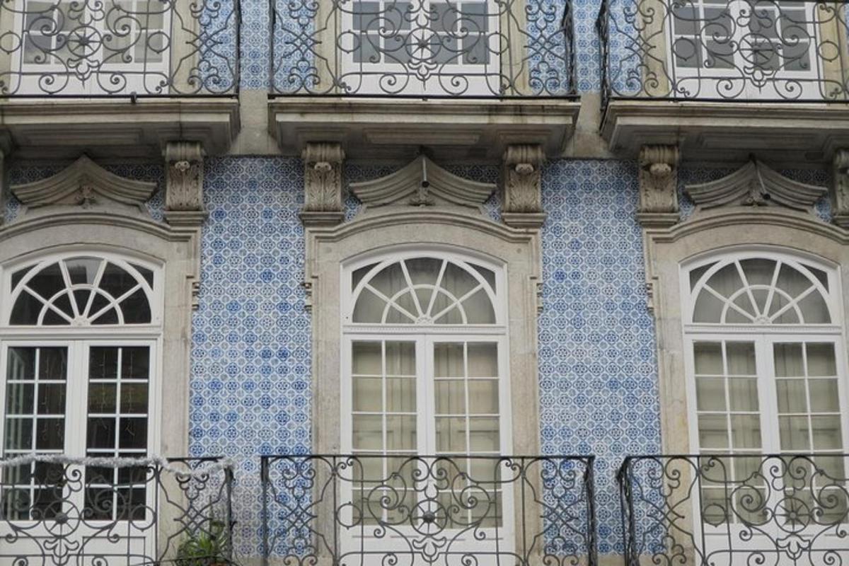 un edificio con tre finestre e una recinzione