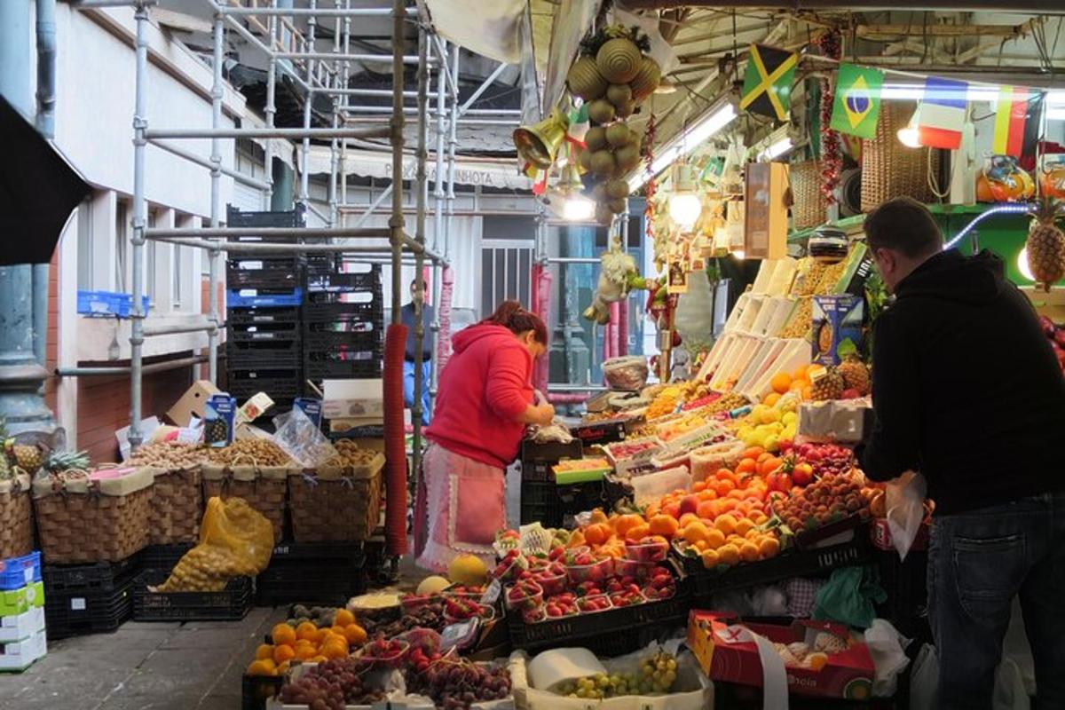 un gruppo di persone in un mercato di frutta e verdura