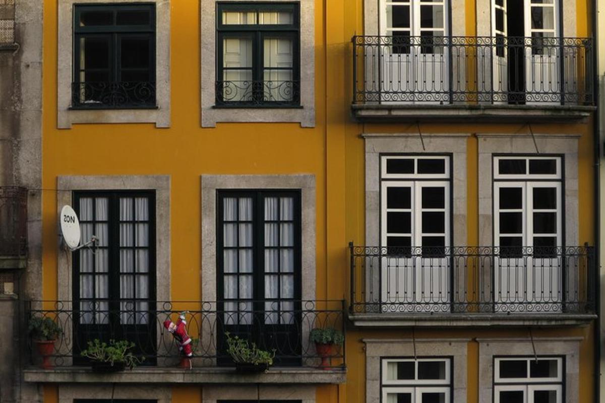 un edificio giallo con finestre e balconi