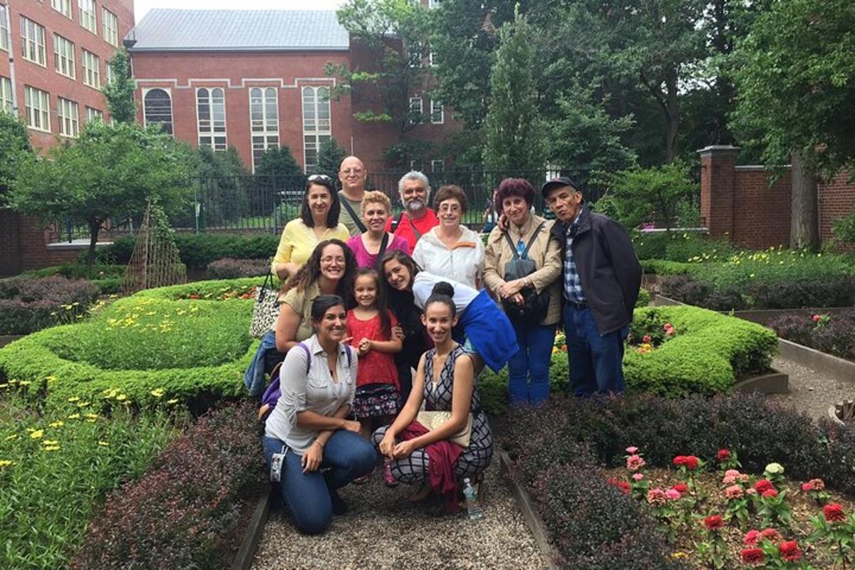 Un grupo de personas posando para una foto en un jardín.
