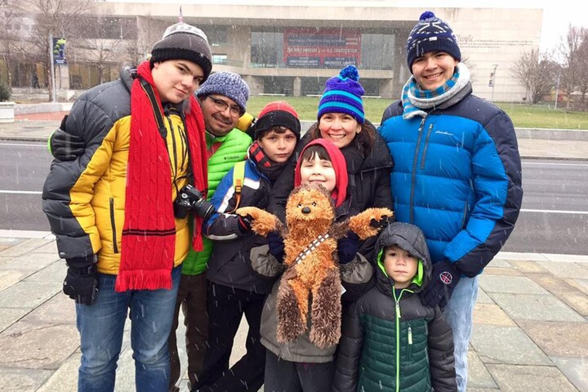 Una familia posando para una foto en la nieve.