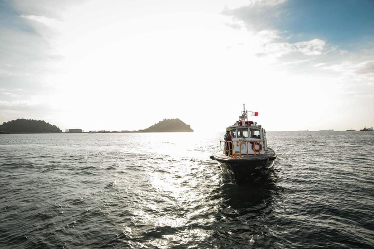 um barco no meio de um corpo d'água