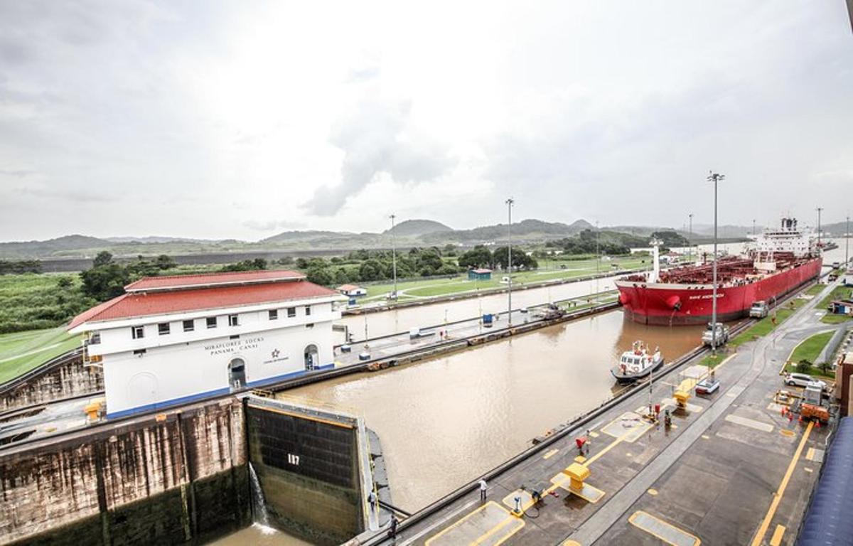 um grande barco está atracado em um rio