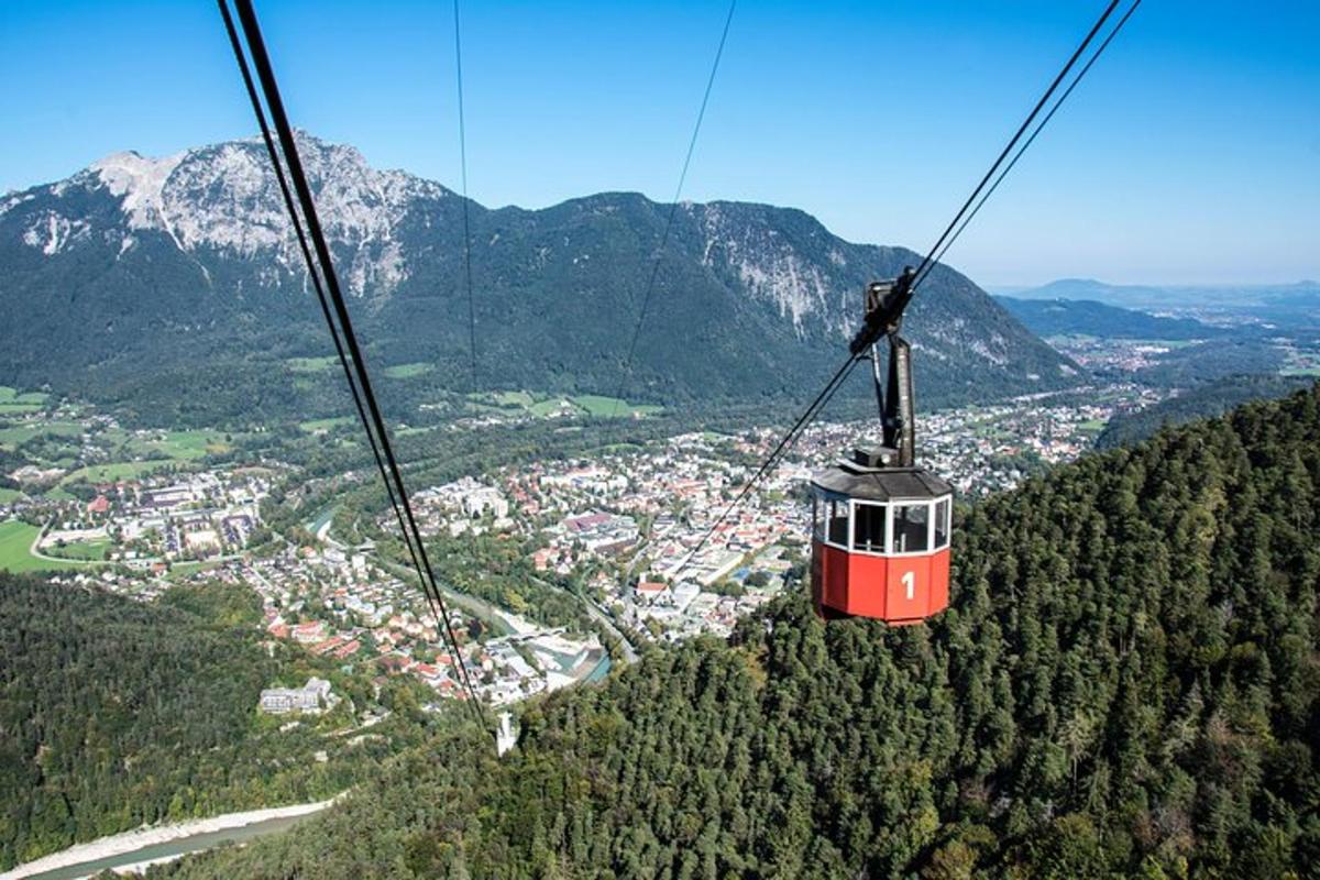 eine rote Seilbahn, die durch die Berge fliegt