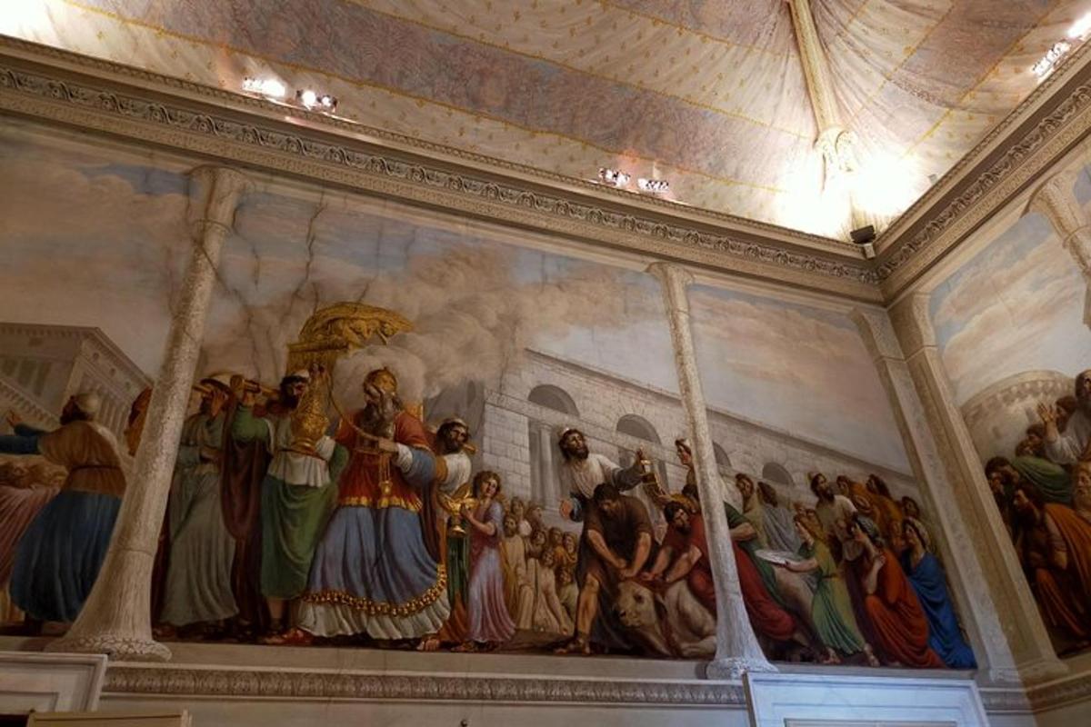 mural di siling bangunan dengan orang di atasnya