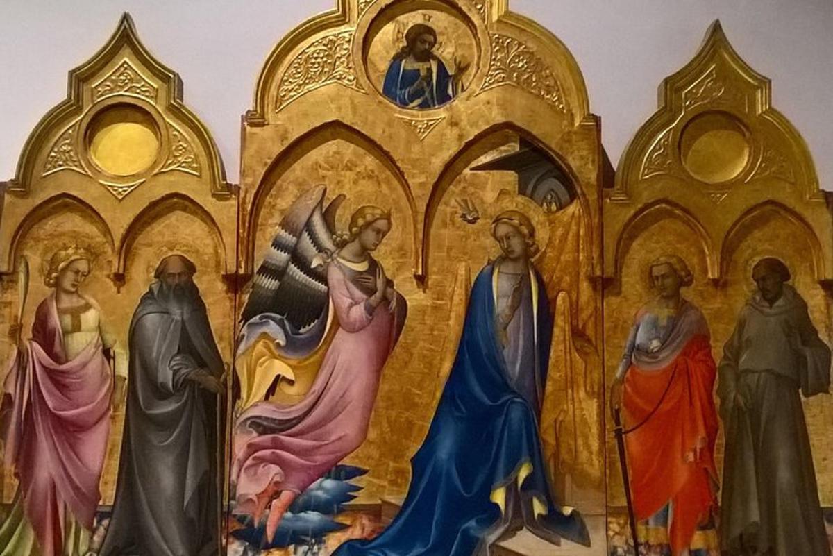 un perete al unei biserici cu picturi pe el