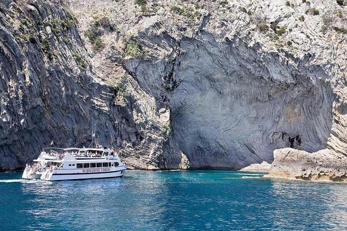 un vaixell a l'aigua davant d'un penya-segat