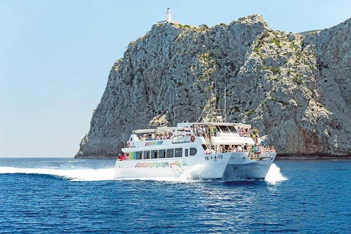 un vaixell blanc a l'aigua prop d'una illa rocosa