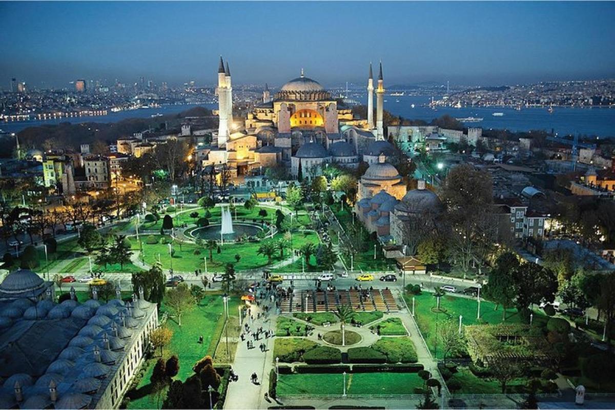 μια θέα μιας πόλης με ένα τζαμί τη νύχτα