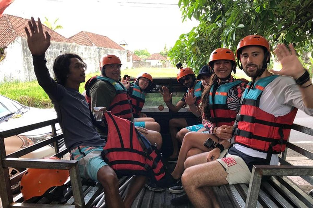 Un grupo de hombres con cascos sentados en una balsa.