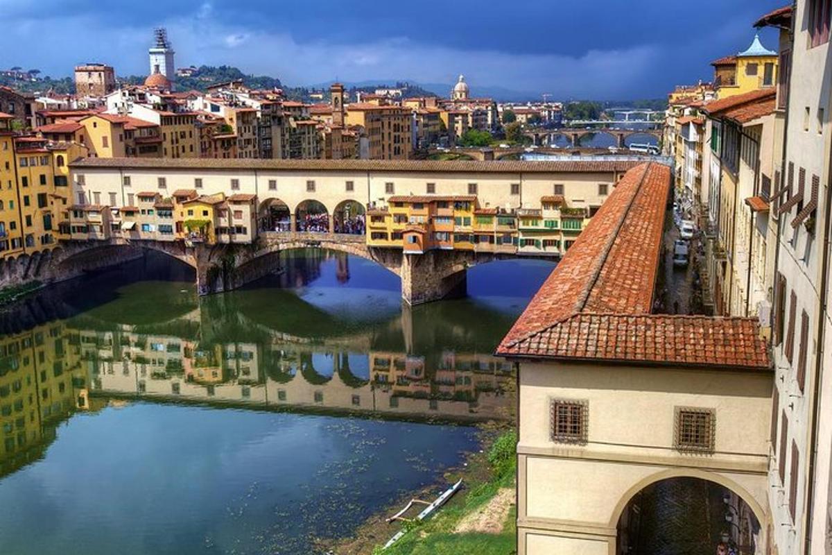 una vista di un ponte su un fiume con edifici