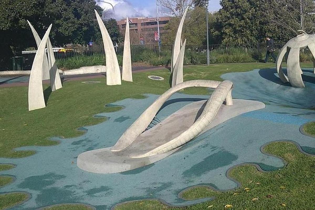 Un parque de patinaje con una rampa de patineta en el césped.