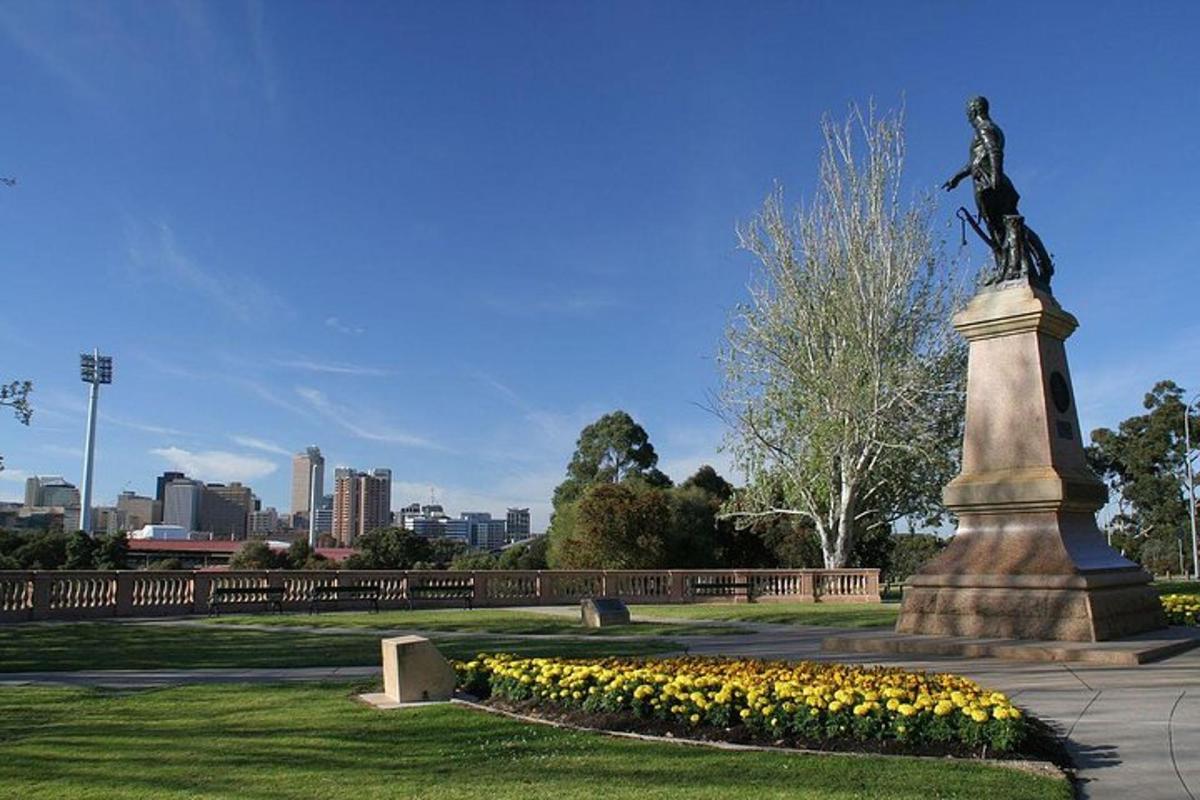 una statua di una donna in un parco con fiori