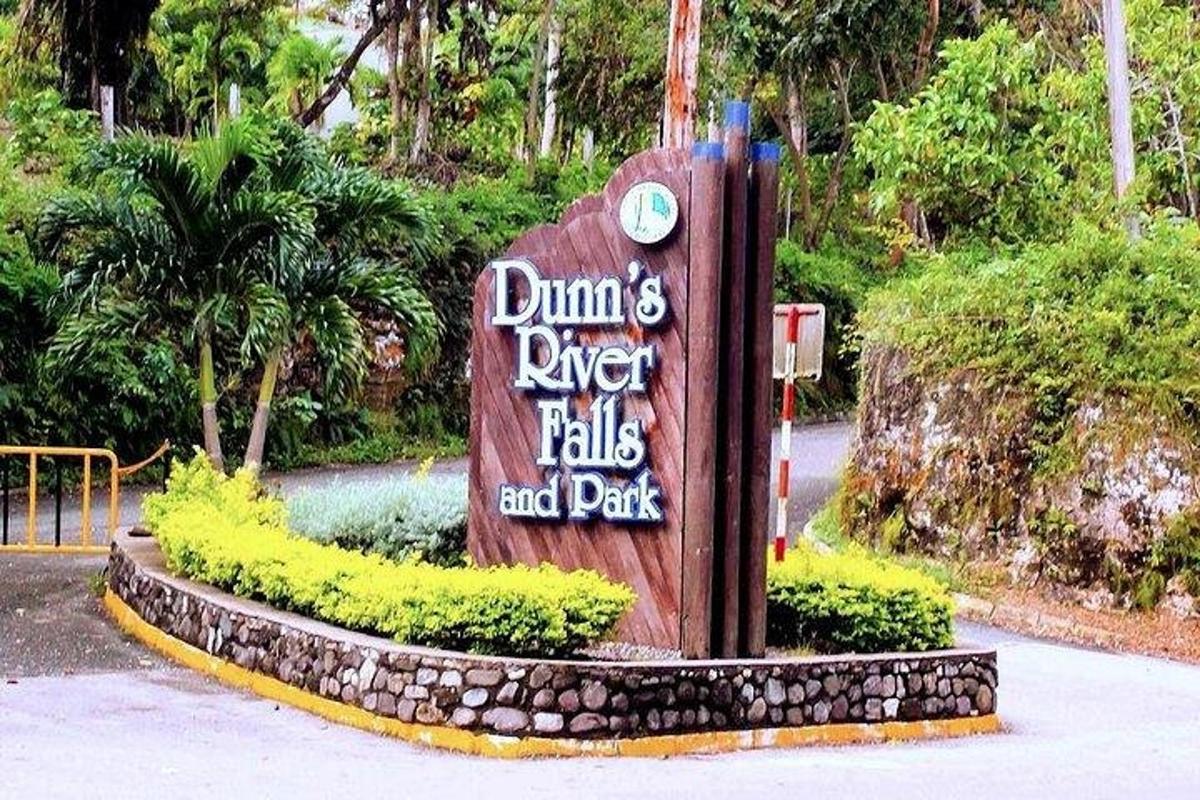 een bord voor een Dummins River Falls en park