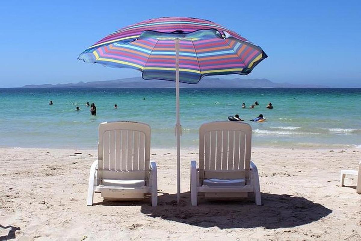 due sedie e un ombrellone su una spiaggia