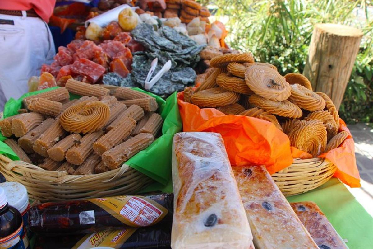 un tavolo con un sacco di diversi tipi di cibo