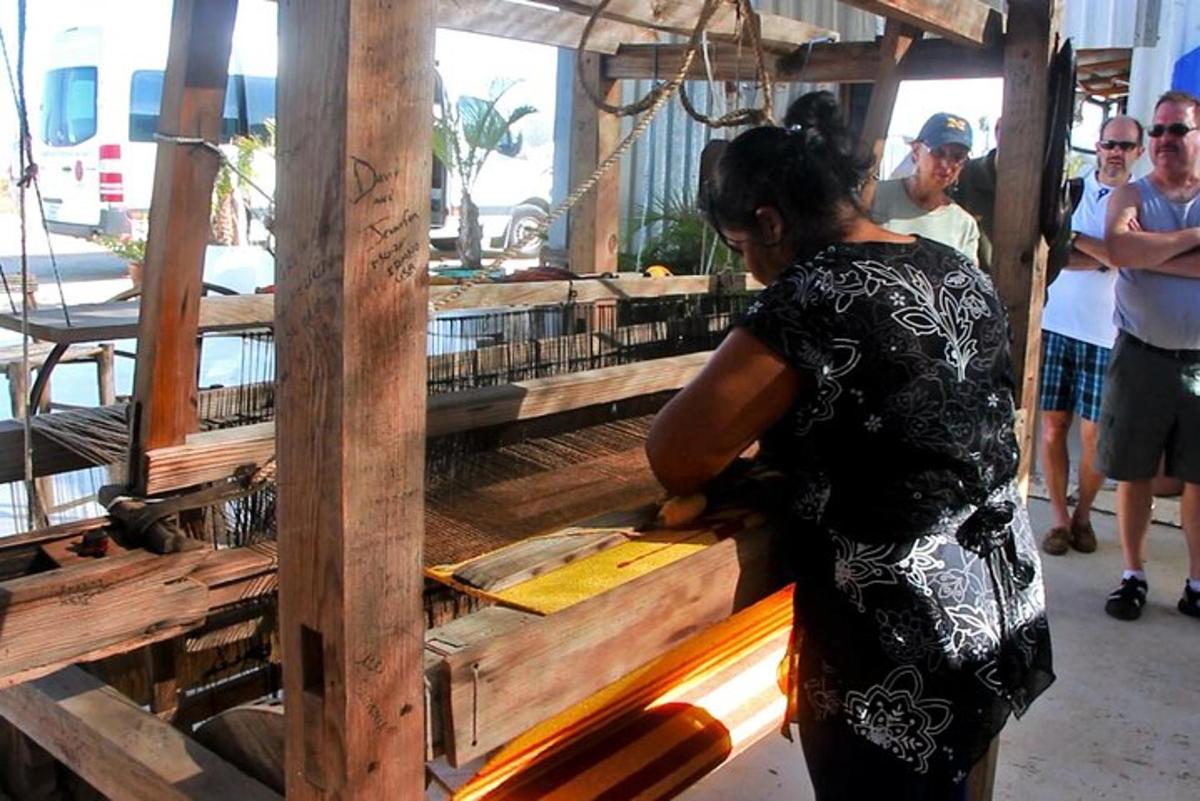 Una mujer parada frente a una mesa con comida.