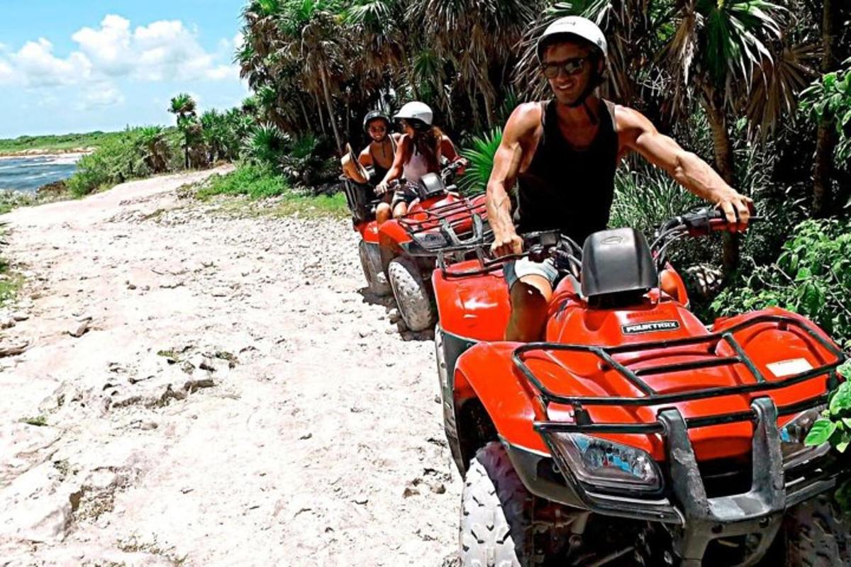 sekumpulan orang menunggang motosikal di pantai