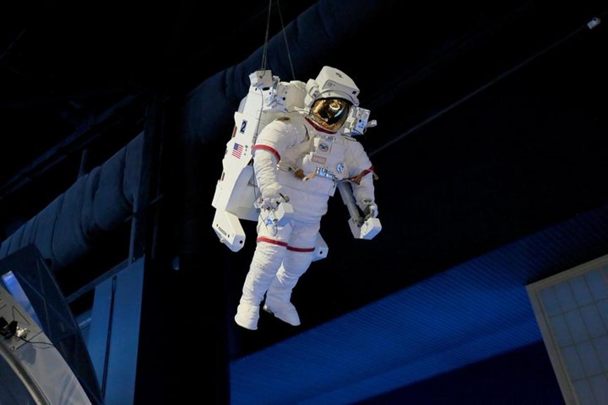 astronavt, ki visi z vrvi v zraku