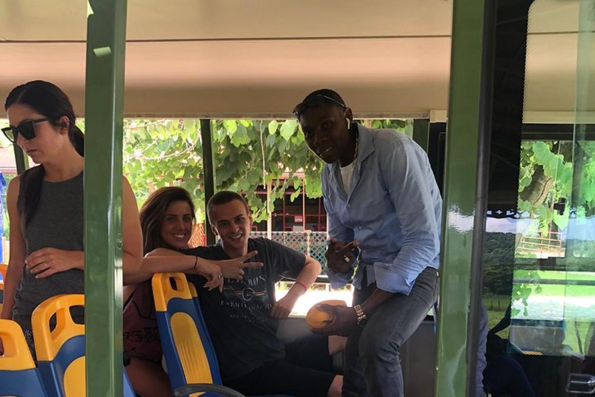 skupina lidí sedících v autobuse