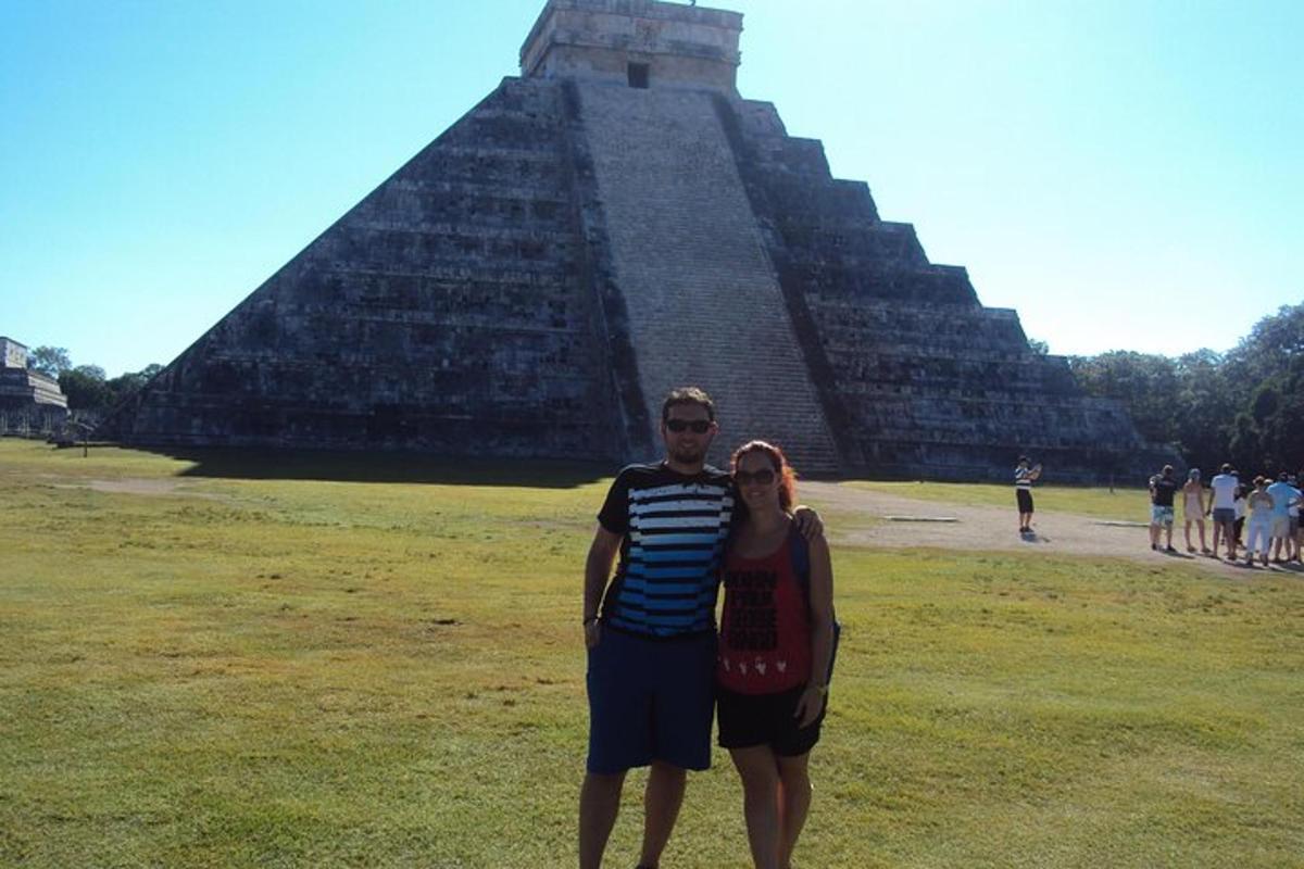 muž a žena stojaci pred pyramídou