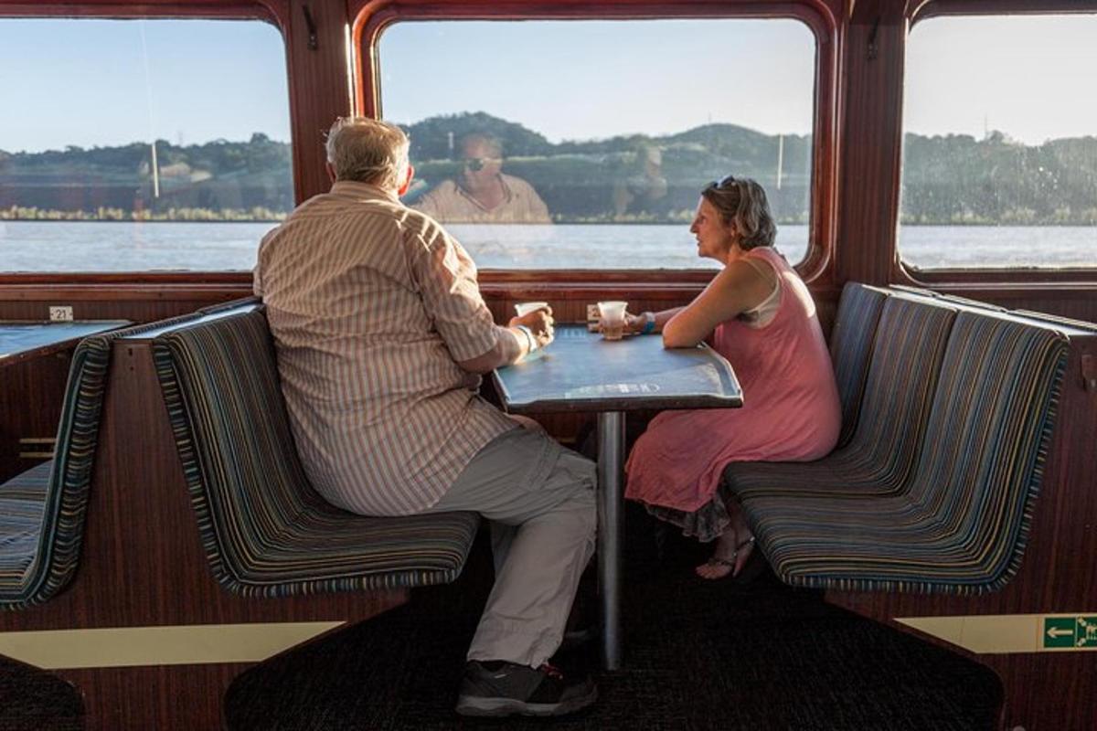Un hombre y una mujer sentados en una mesa en un tren.