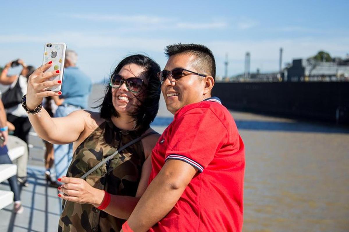 un uomo e una donna che scattano una foto con un cellulare