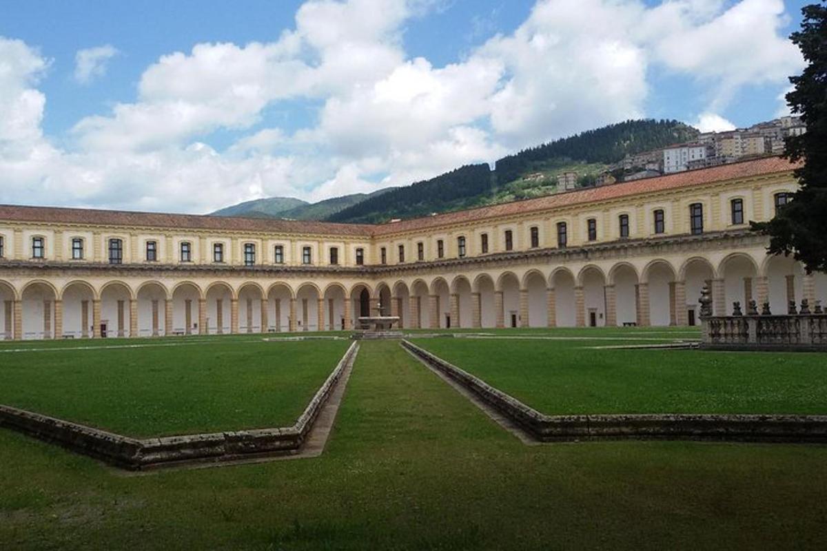 Un gran edificio con un césped verde delante.