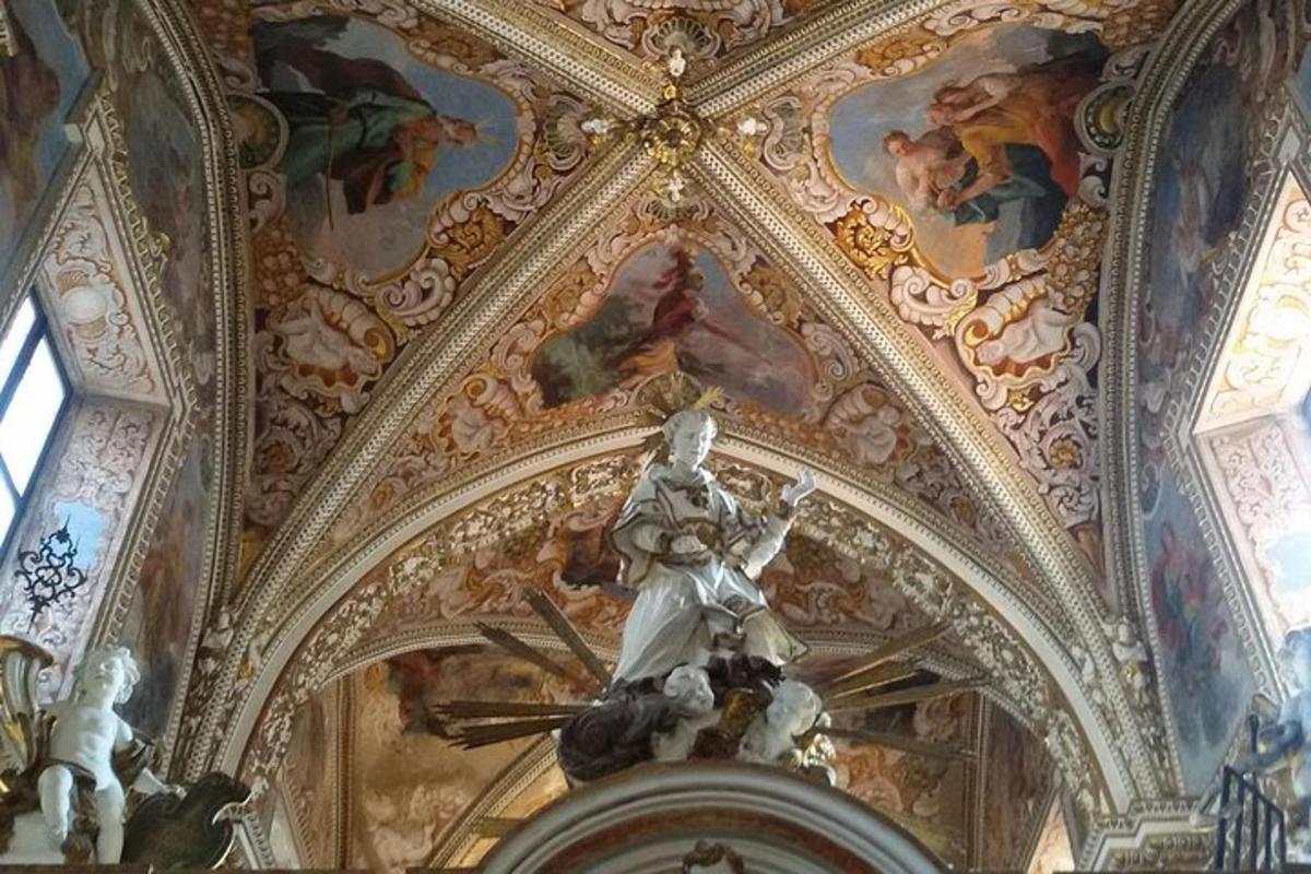 eine Decke mit einer Statue auf einer Uhr