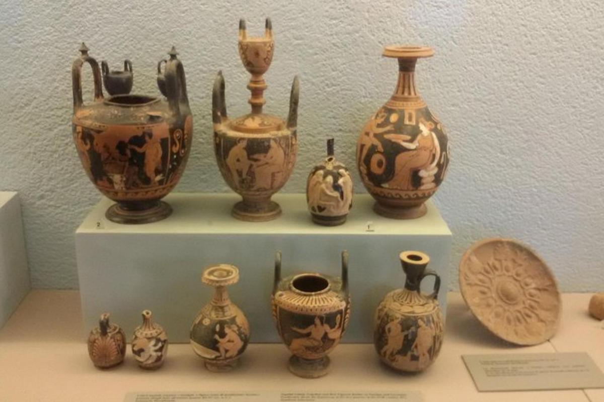 sekelompok vas yang dipajang di museum