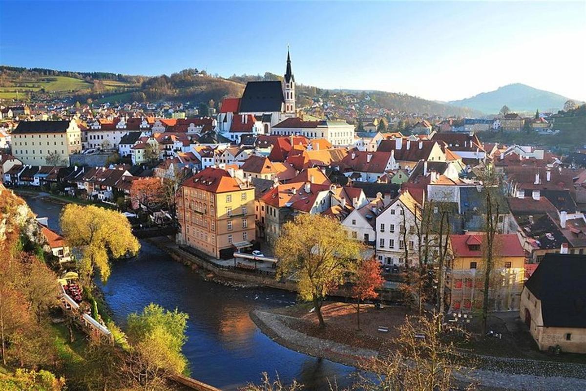 pohľad na mesto s riekou a budovami