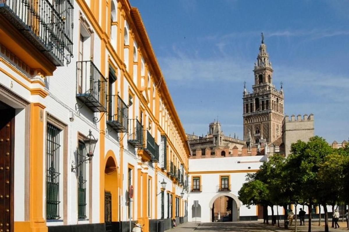 un edificio con una torre de reloj al fondo