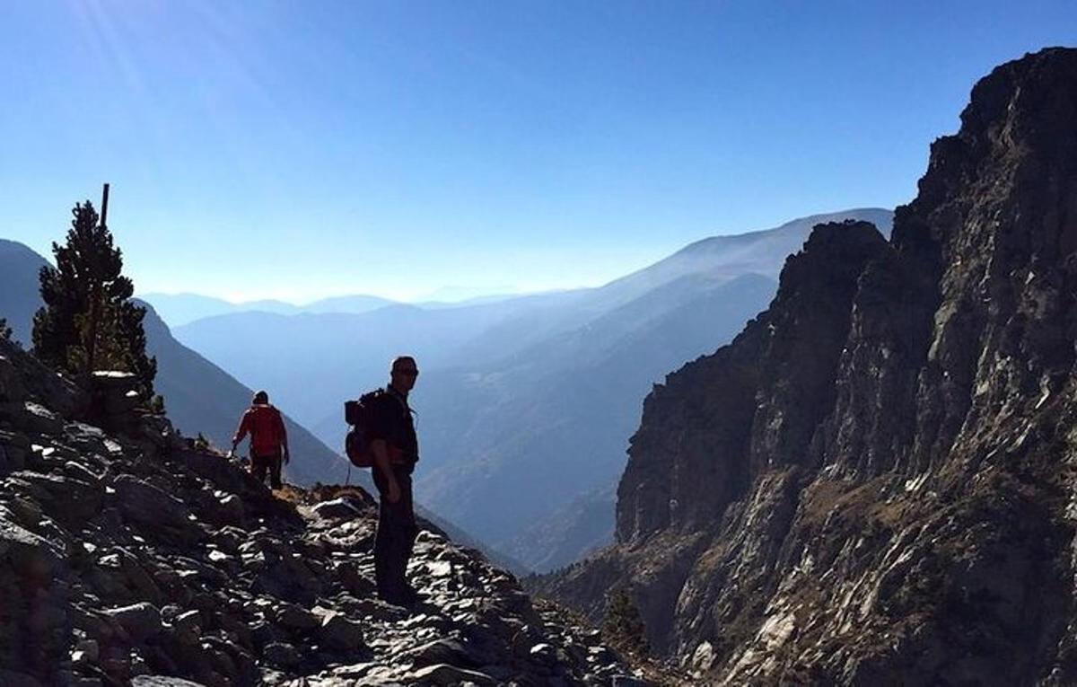 duas pessoas em pé na encosta de uma montanha