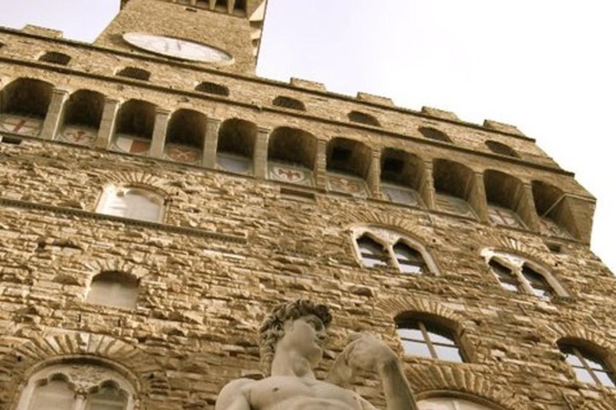 un edifici alt de maó amb una torre de rellotge