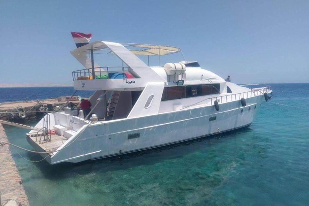 Un gran barco blanco estacionado en el agua