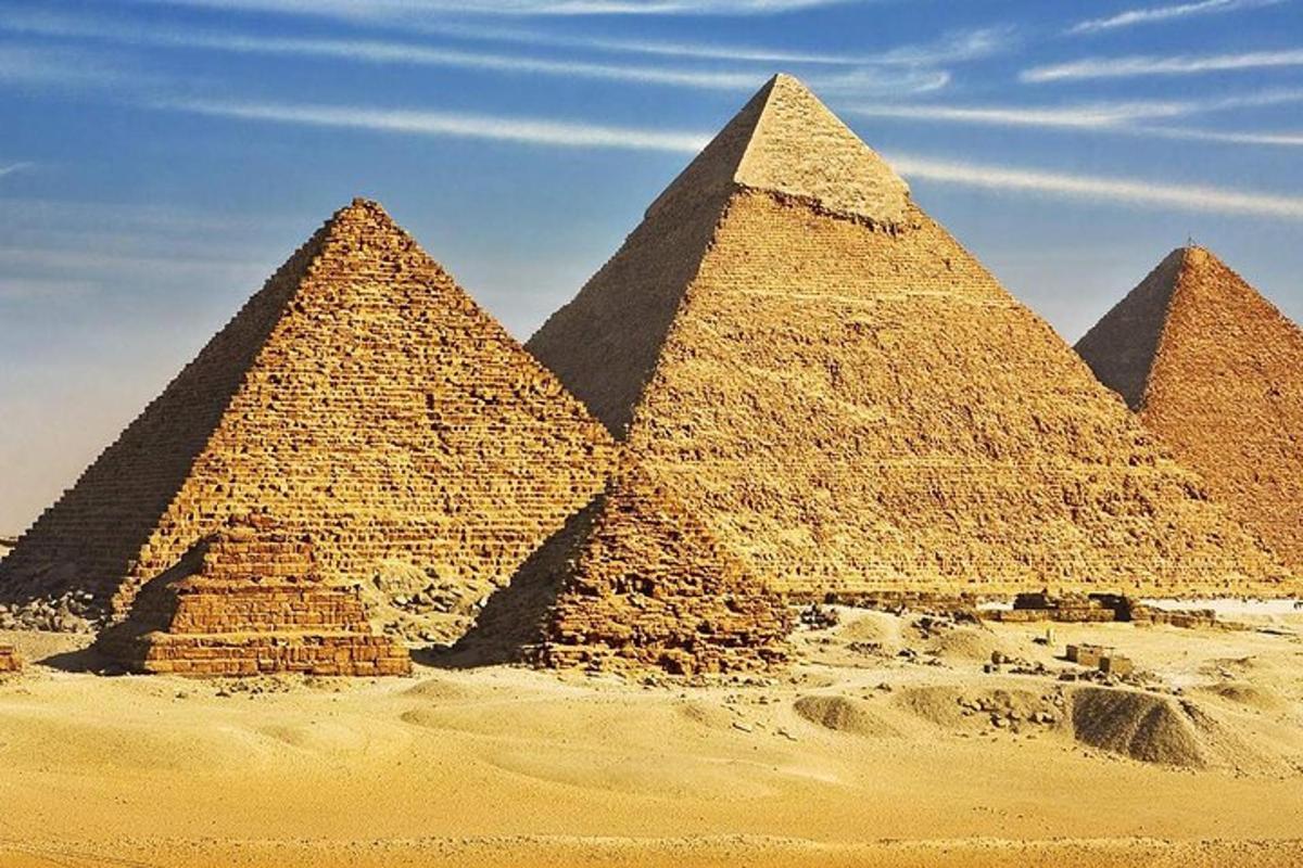 Un grupo de pirámides en el desierto.